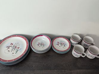 Pfaltzgraff Winterberry 16-Piece Snowman Dinnerware Set