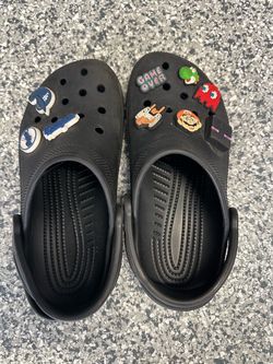 Crocs plain black with jibbitz