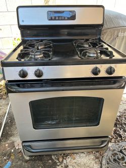 GE STOVE / RANGE / OVEN