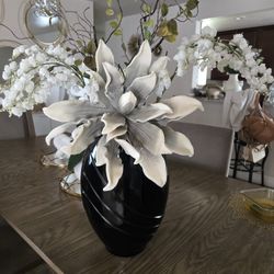 Glass Vase Whith Flowers 