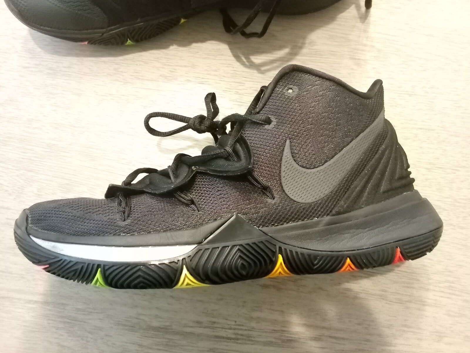Kyrie  5 Black Neon Sole 