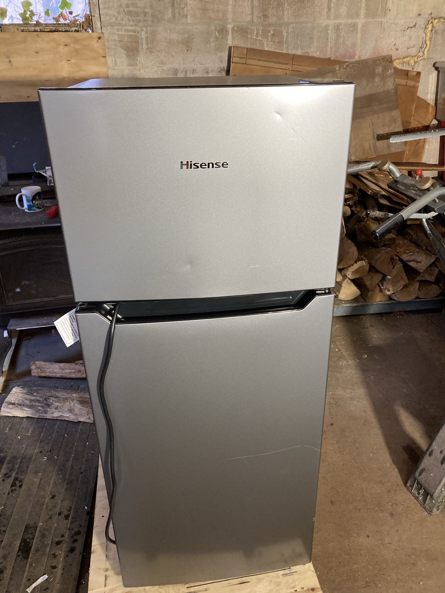 Hisense 4.4-cu ft Mini Fridge with Freezer (Silver)