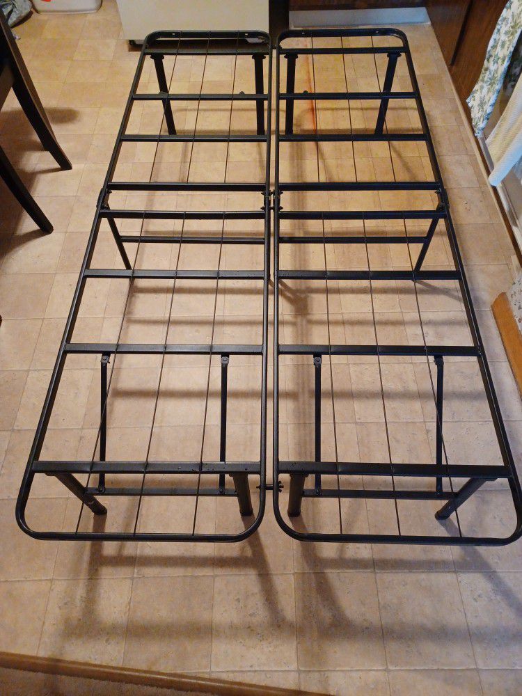 Twin Metal Bed Frame ,like New.