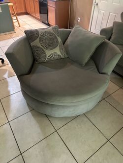 Round Swivel Cuddle Chair
