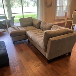 Comfortable & Spacious Grey Sectional Sofa - Perfect for Your Living Room!