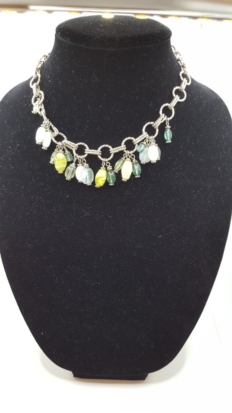 Vintage Necklaces, Costume Jewerly Green. In Great Vintage Condition, Adaptable to any Size, silver & Green color.