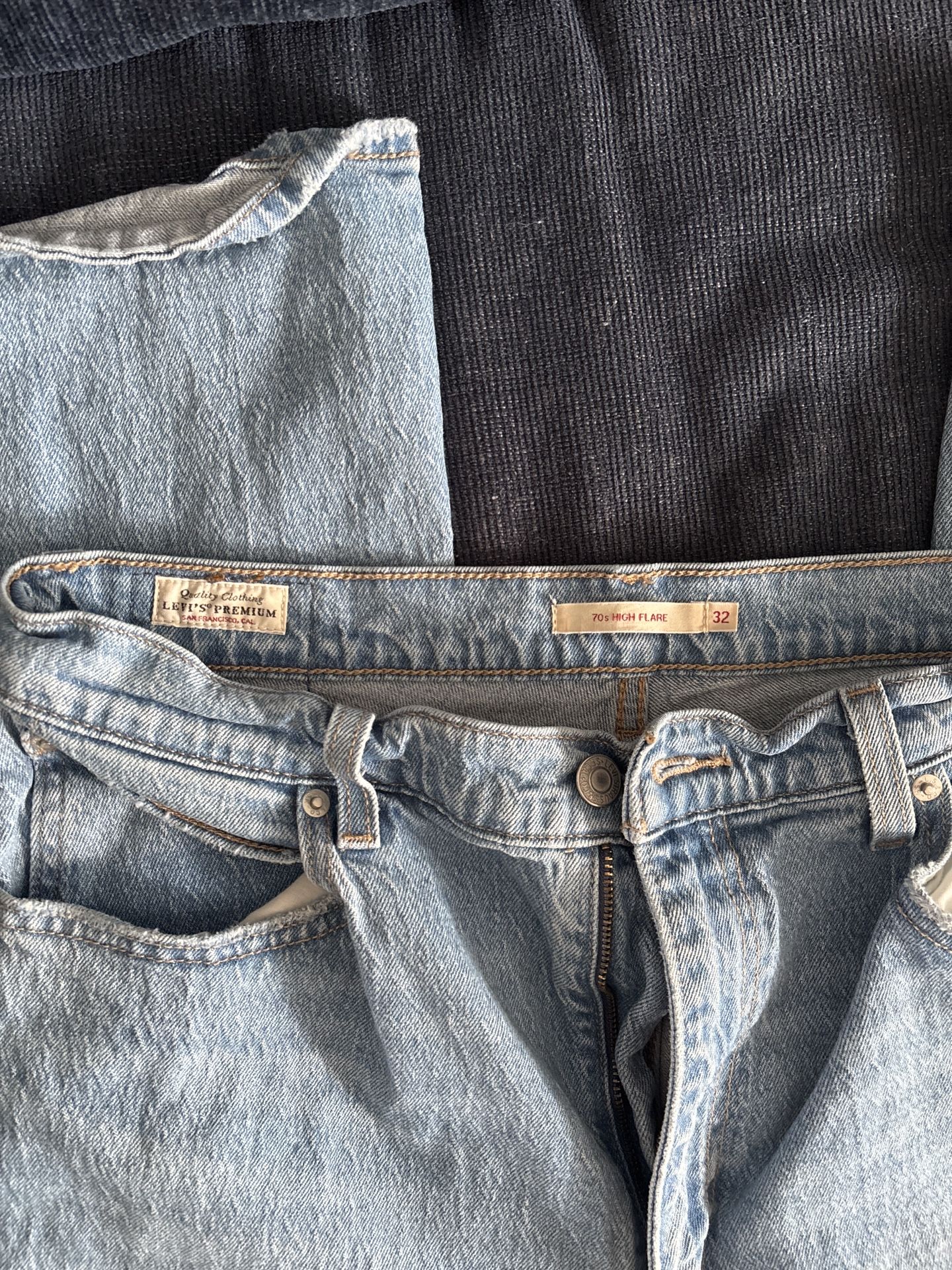 Levi’s Premium 70s High Flare Jeans – Light Wash – Size 32 × 30 Inseam – Excellent Condition