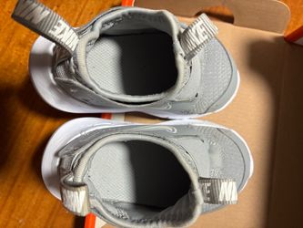 Nike flex runner tennis shoes