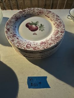 Dinner plates with apples