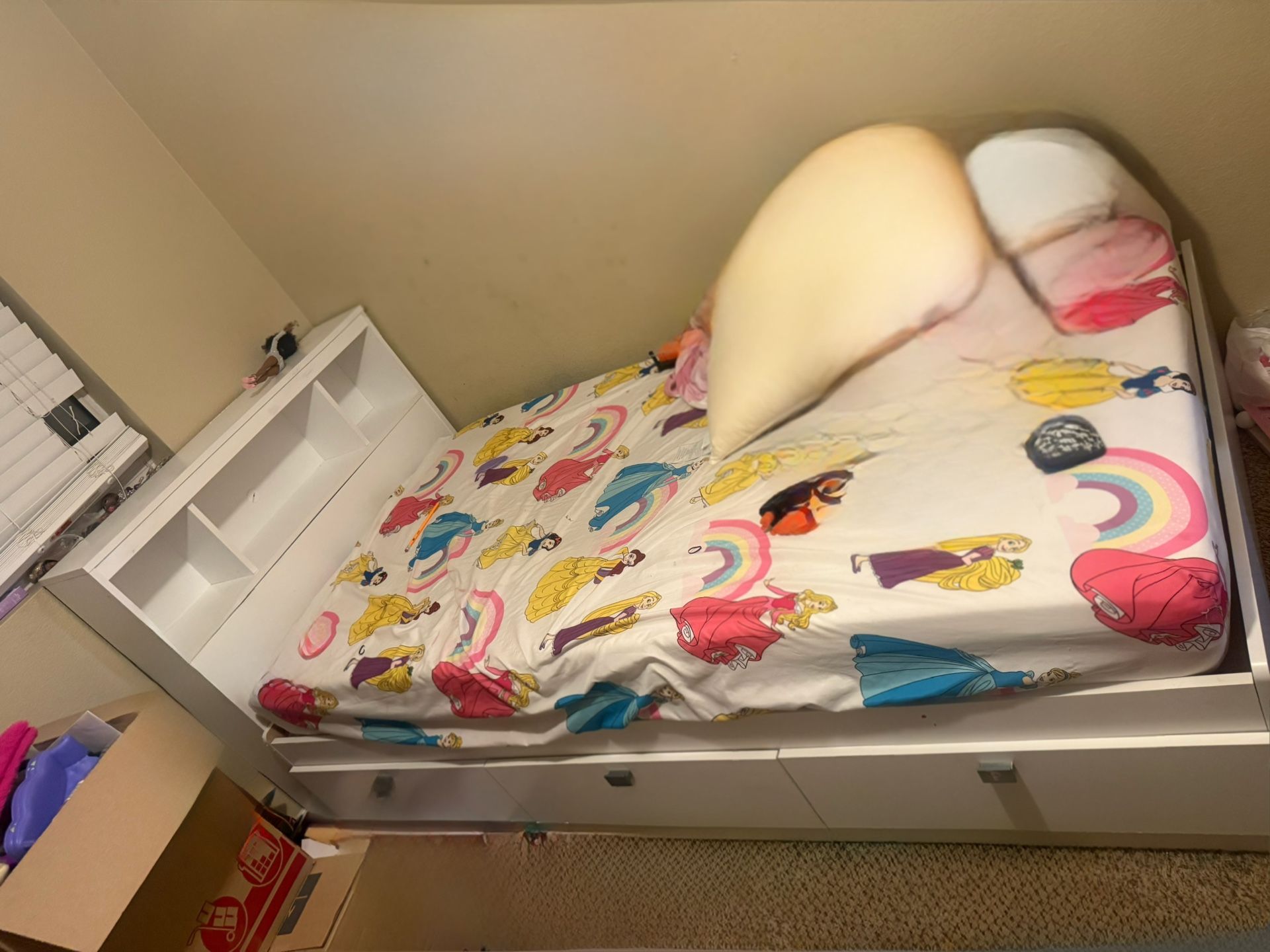 Twin Bed With Mattresse