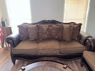 Elegant Traditional Sofa – Oversized, Comfortable & Beautiful Detail