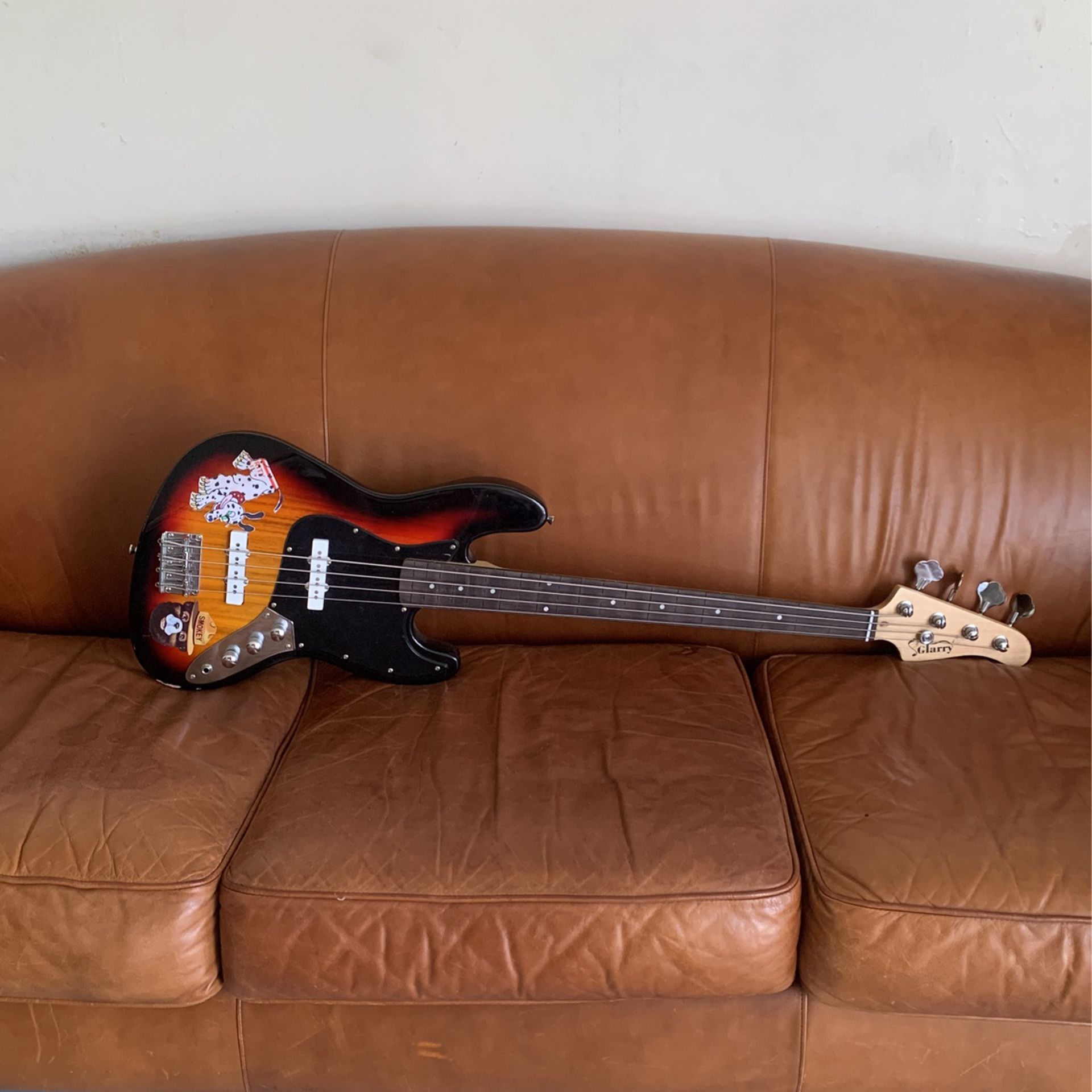 Fretless* Bass Guitar with Amp