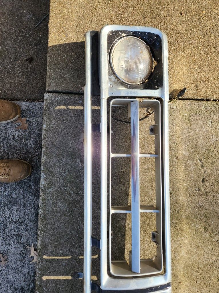 1971 FORD F100 ALUMINUM GRILLE WITH PLASTIC INSERTS AND HEADLIGHTS