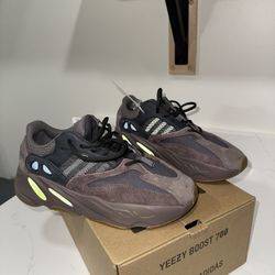 adidas Yeezy Boost 700 V1 Mauve - size 9