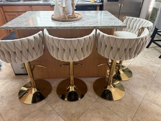 Set of 4 Cream Woven Bar Stools with Gold Base . Bar , comedor , cocina . Isla . Taburetes de cocina o isla