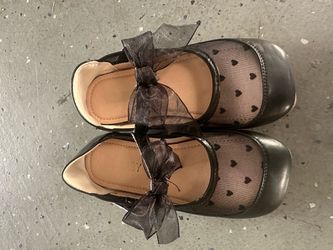 Girl dress/princess shoes black color with bows/lace