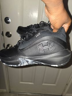 Size 8 under armor basketball shoes