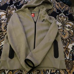 BOYS NIKE TECH SIZE XL