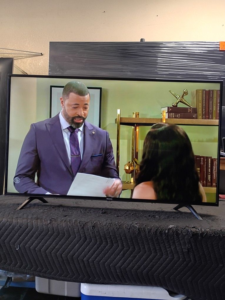 55 Inch Hisense Roku 4k Smart Beautiful Tv Comes With Remote Control Shows Great Picture Works Perfect Guaranteed