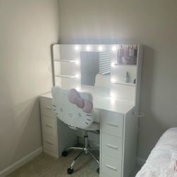 Hello Kitty Vanity And Chair‼️🇺🇸🔥