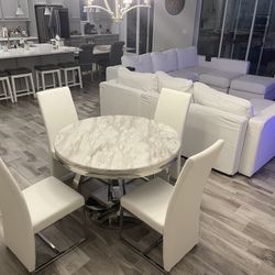 Dinning room Table For sale With 4 Chairs