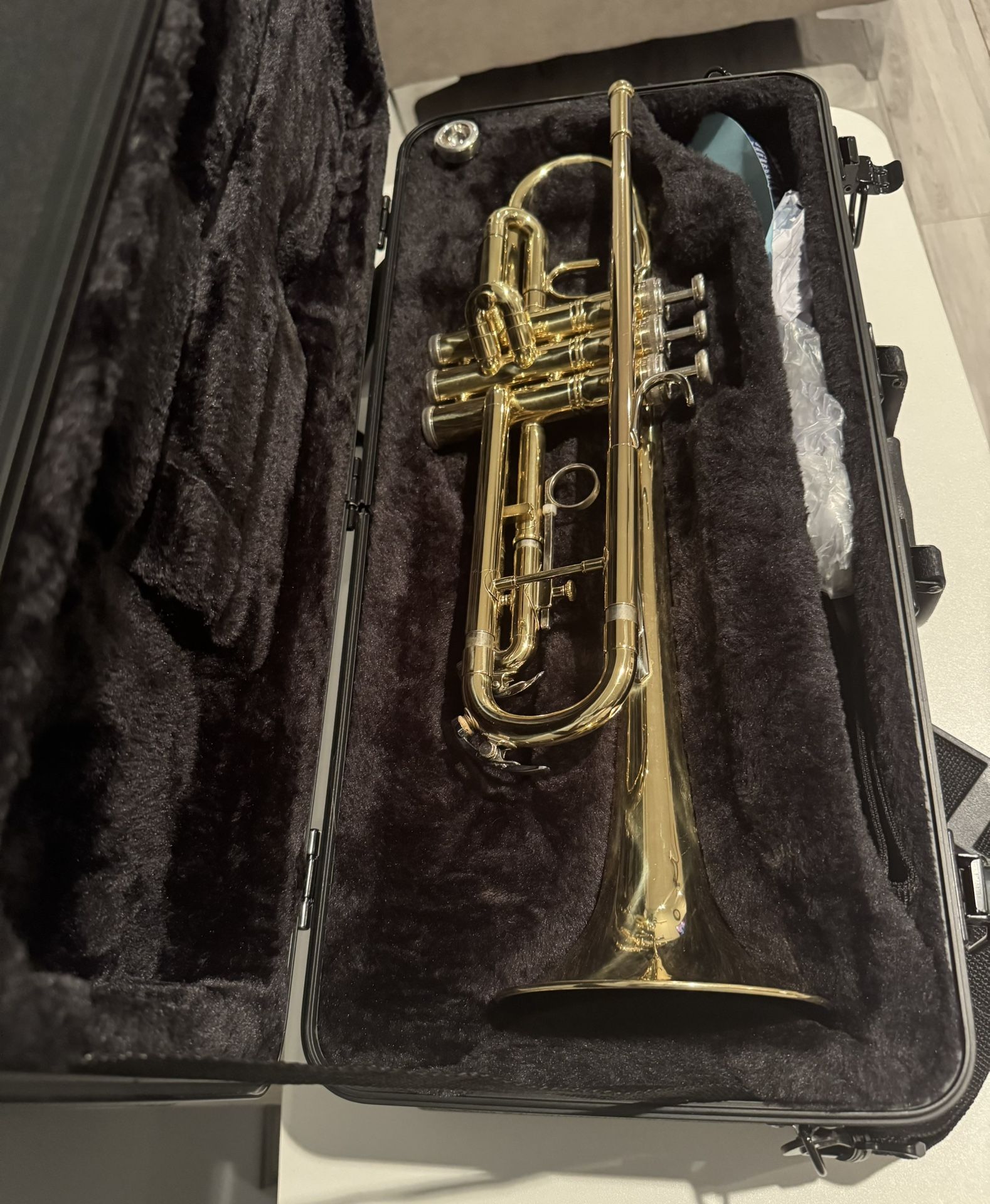 Student Model Trumpet W/conn Hard Case