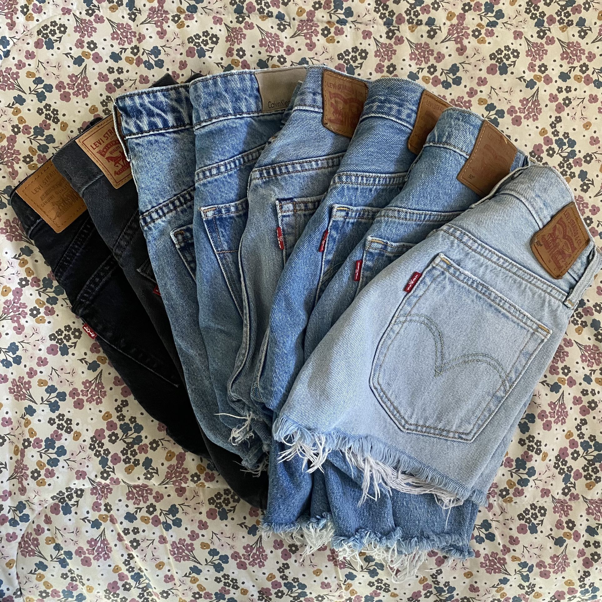 bundle of levi shorts sz 24/25