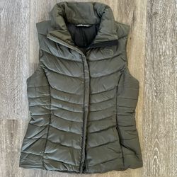 Woman’s Army Green North Face Puffer Vest Size Small (new)