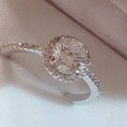 **LAB GROWN**
Size:**7.5**Luxury Designer Wedding Ring 
925 Sterling Silver Engagement DIAMOND Classic 8mm. 3Ct. Ring.
Diamond Cut/Gemstone Moissanit.