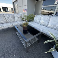 brand new in box ovios patio set