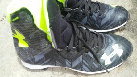 Under armor boys soccer shoes size 5.5