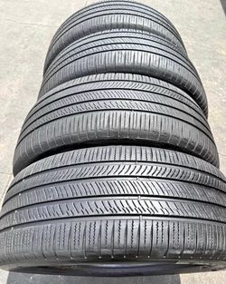 275/50r22 Pirelli tires con 80% de Vida las 4