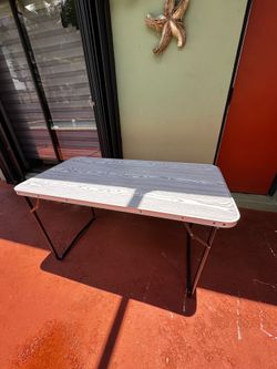 Foldable table