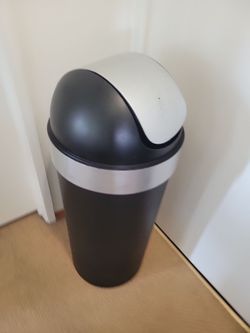 Umbra Venti Kitchen Trash Can with Swing Top Lid, Large 16-Gallon (62 L) Capacity, Black/Nickel
