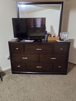 Dresser With Mirror