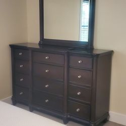 Dresser With Mirror