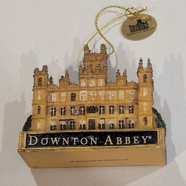 2013 Downton Abbey Highclere Castle Christmas Ornament. Perfect shape,
it is approximately 3x1.25x2.75". Weight 4oz plus shipping materials.
