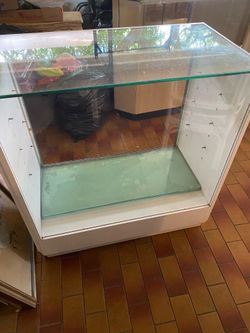 Showcase With 3 Glass Shelves 37”Lx20”Wx40”H