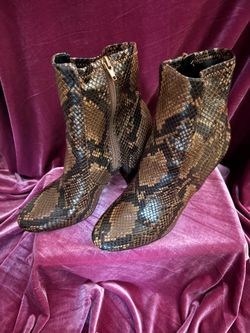 Also ankle boots