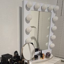 Hollywood Vanity Girl Mirror With Lights