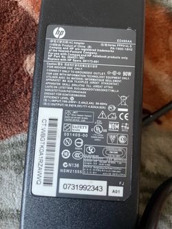 The image shows an official HP laptop AC adapter (power brick) with a capacity of 90W.