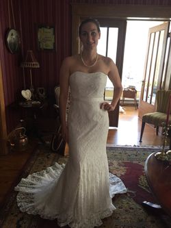 REDUCED Size 6 Wedding Gown Never Been Worn
