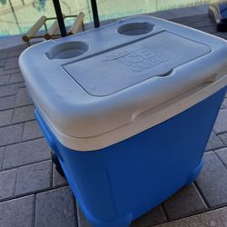 Igloo ice chest on wheels
