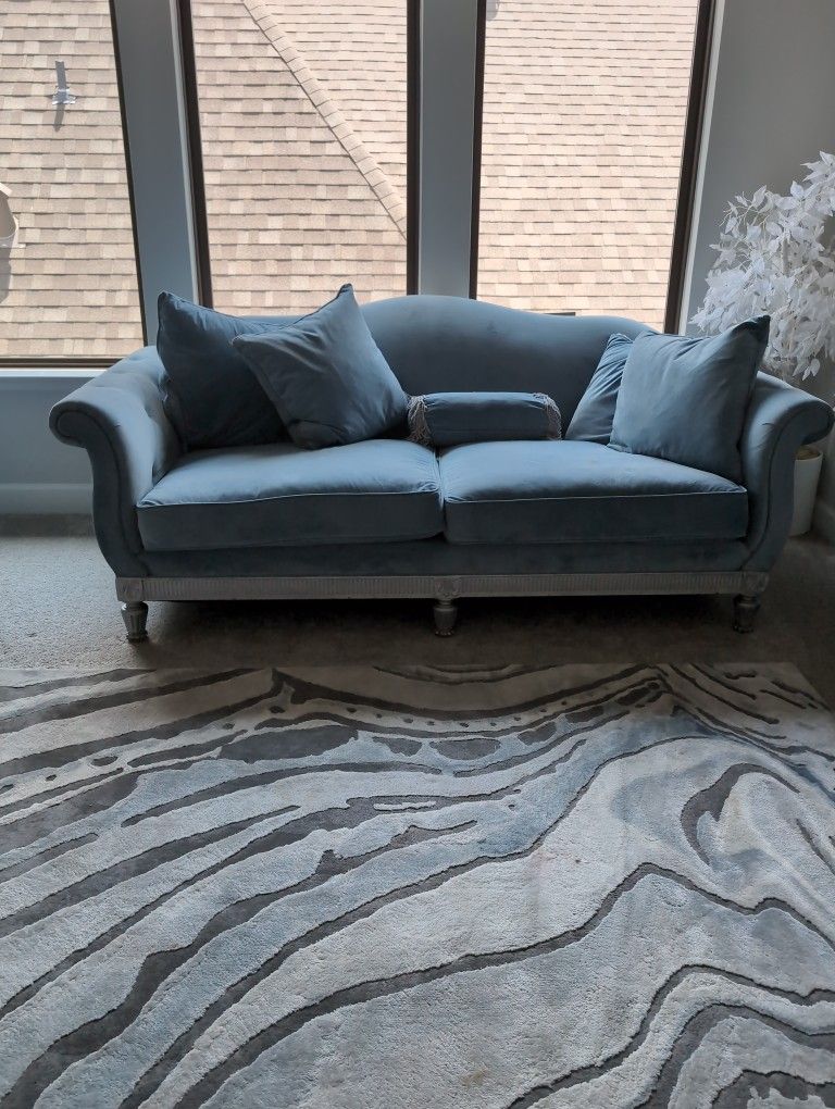 Beautiful Living Room Set Easy To Clean Smoke Free Bug Free Or Best Offer