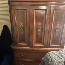 Solid Wood Queen Bedroom Set, Headboard, Armour, Dresser With Mirrors, Nightstand