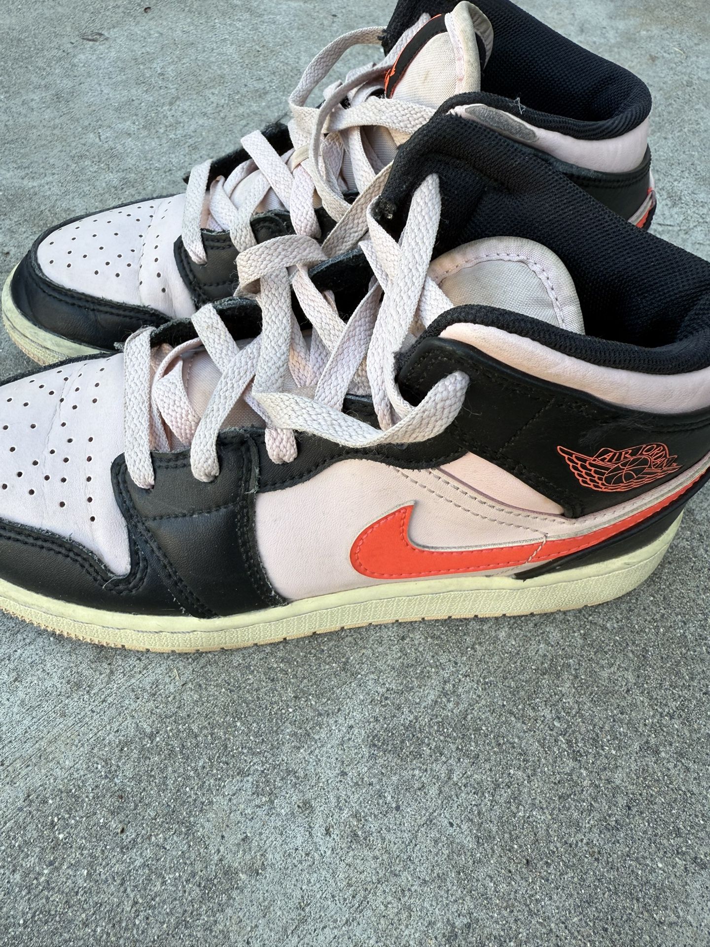 Nike Air Jordan 1 Mid (GS) Atmosphere/Infrared Size 4 Y