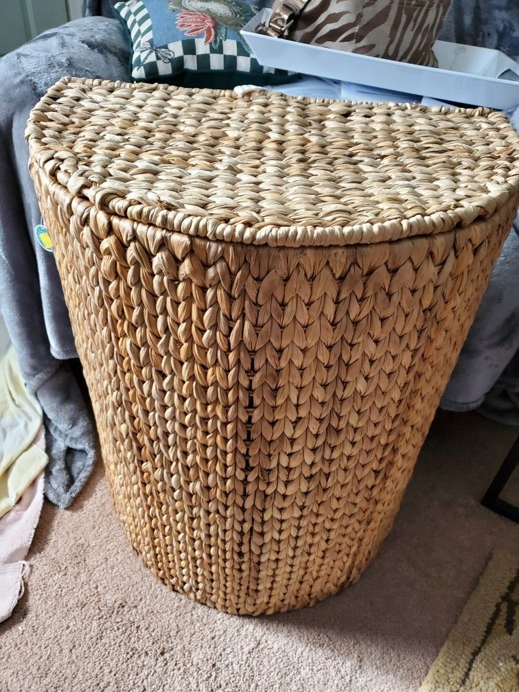 Very Strong Wixker Basket For Laundry Has Liner