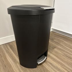Trash Can (Step To Open)