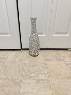 Beautiful 18 inch vase. (MUST SELL TODAY)
