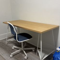 Desk With Rolling Chair 